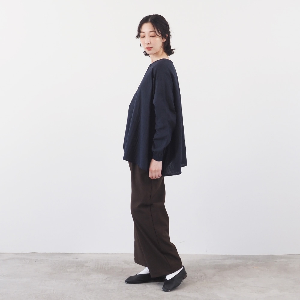 ダブルガーゼ ワイドフレアブラウス(2WAY)　ブラウスを着た女性の全身