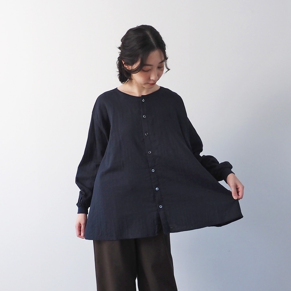 ダブルガーゼ ワイドフレアブラウス(2WAY)　ブラウスを着た女性の全身