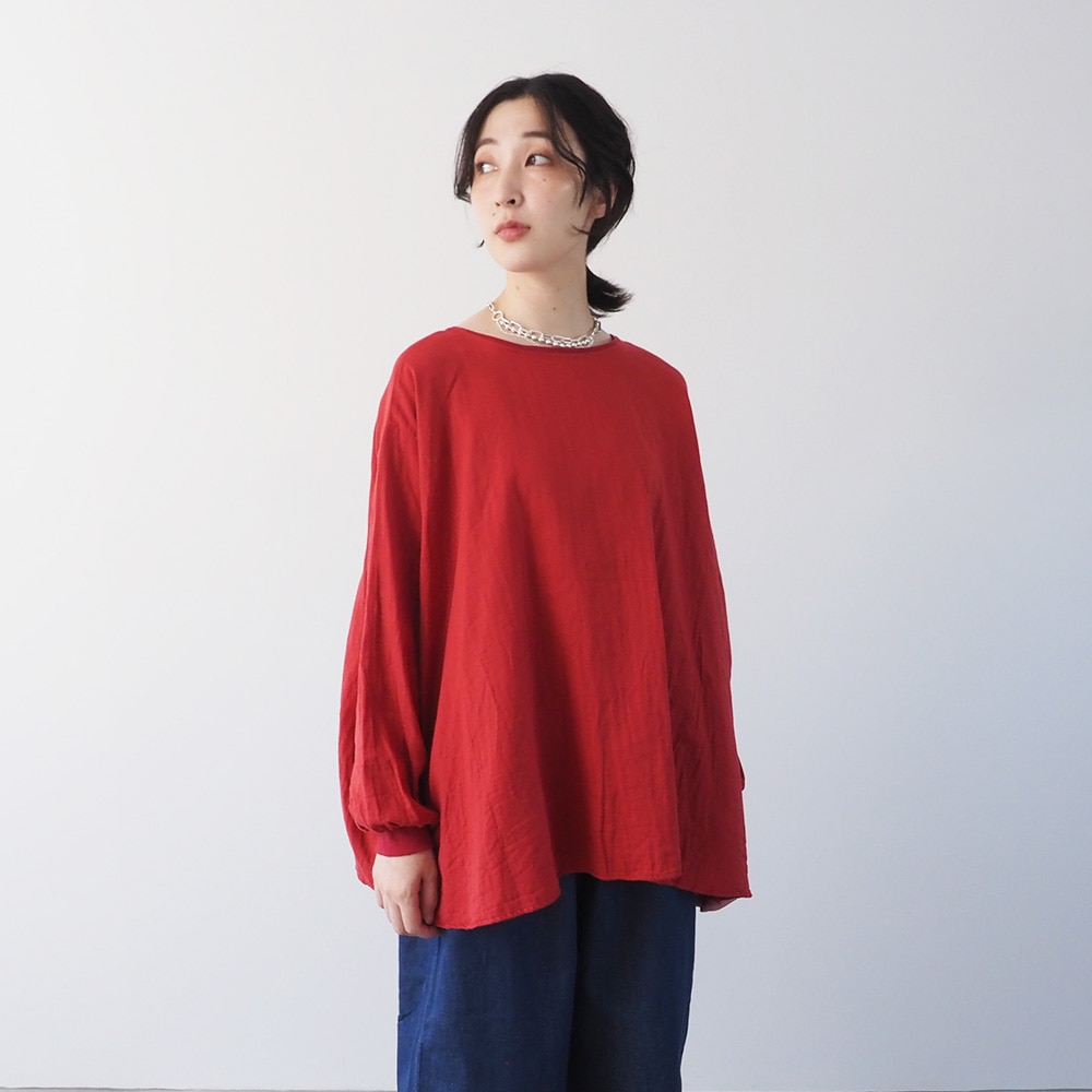 ダブルガーゼ ワイドフレアブラウス(2WAY)　ブラウスを着た女性の正面