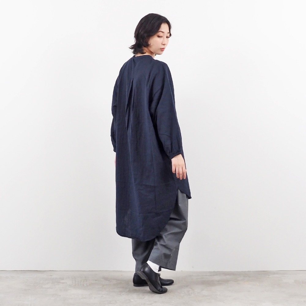 ダブルガーゼ ロングシャツカーデ カーディガンを着た女性の全身