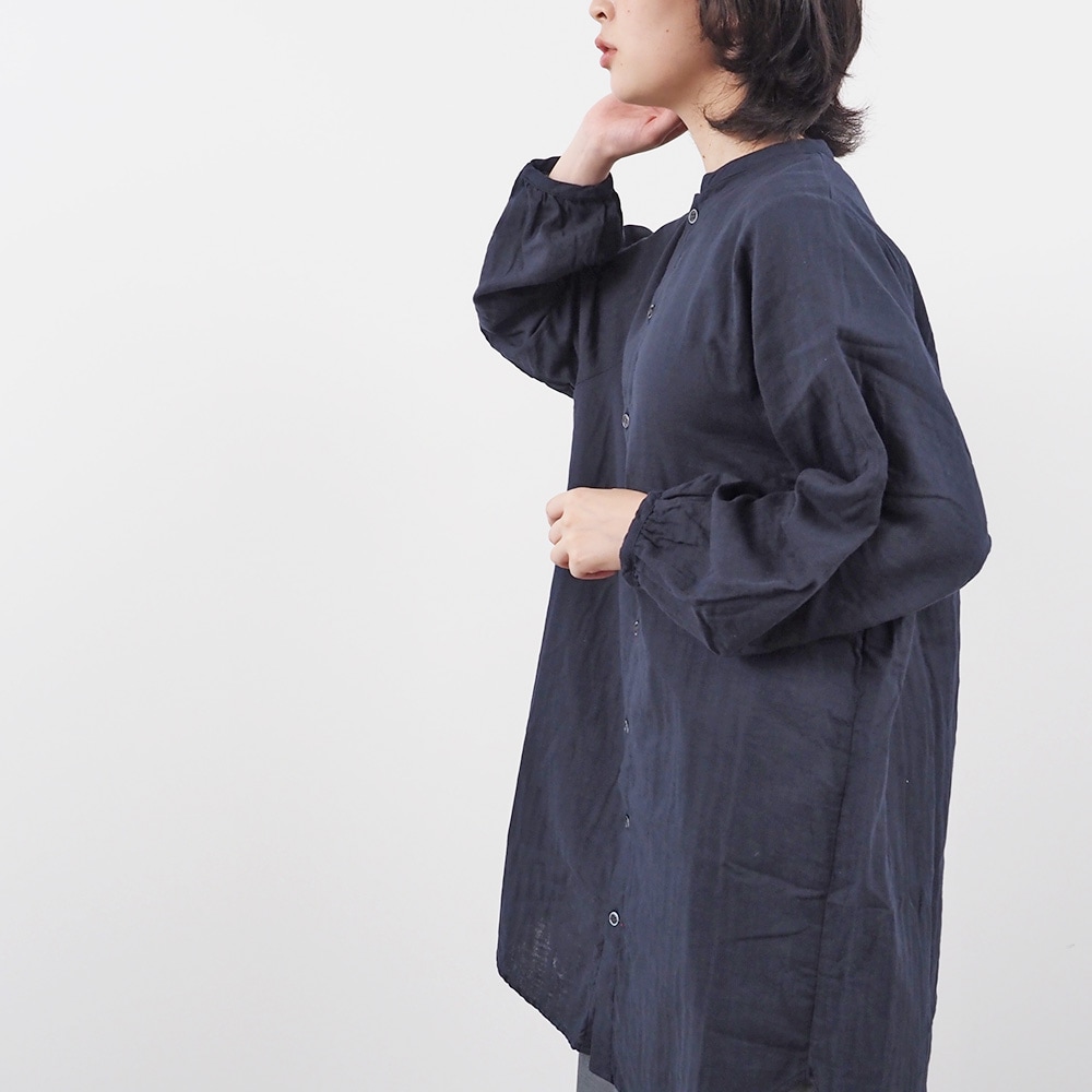 ダブルガーゼ ロングシャツカーデ カーディガンを着た女性の全身