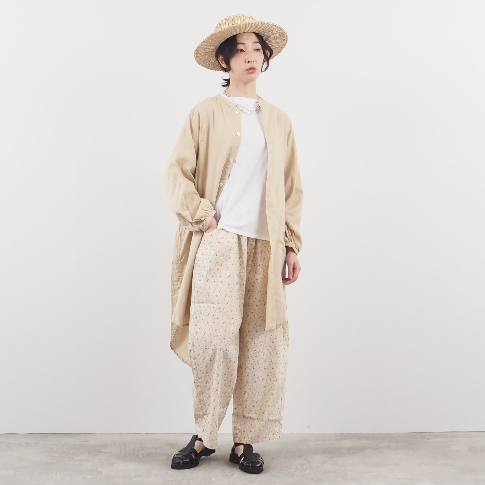 ダブルガーゼ ロングシャツカーデ カーディガンを着た女性の全身