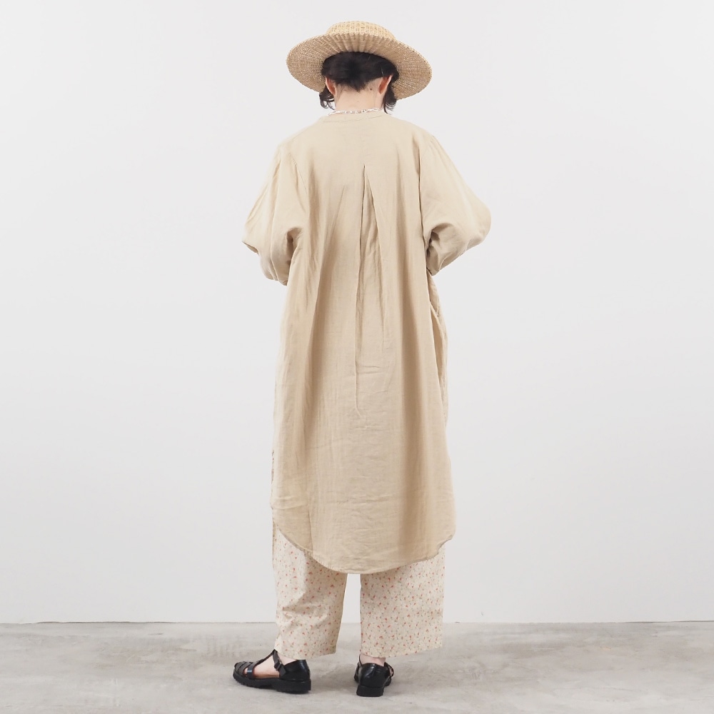 ダブルガーゼ ロングシャツカーデ カーディガンを着た女性の全身