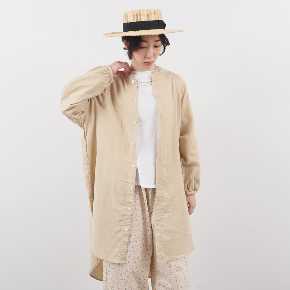 ダブルガーゼ ロングシャツカーデ カーディガンを着た女性の全身