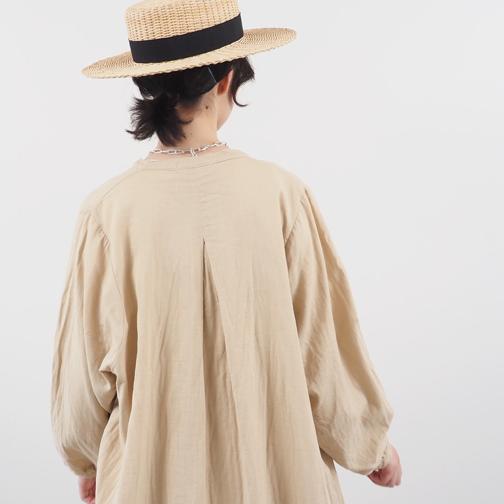 ダブルガーゼ ロングシャツカーデ カーディガンを着た女性の正面