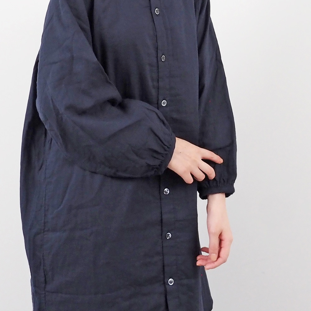 ダブルガーゼ ロングシャツカーデ カーディガンを着た女性の正面