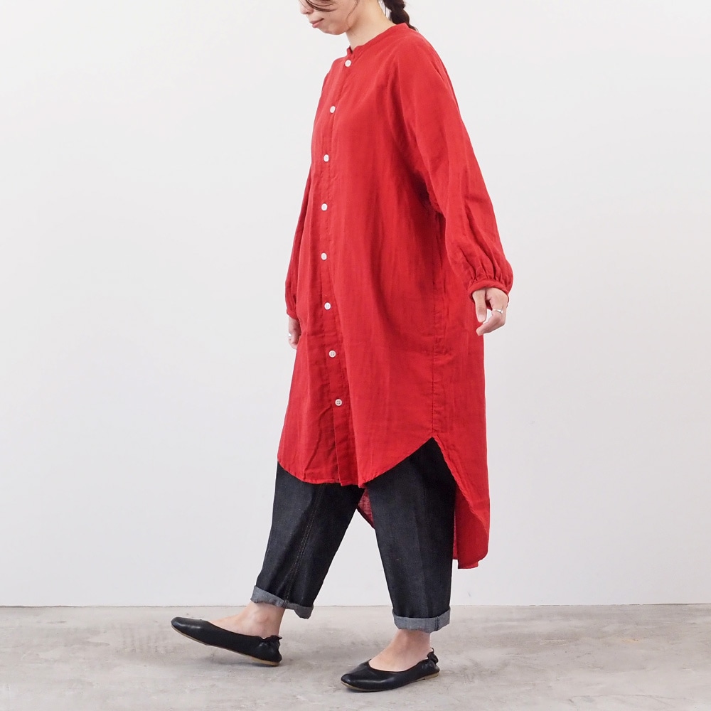 ダブルガーゼ ロングシャツカーデ カーディガンを着た女性の全身