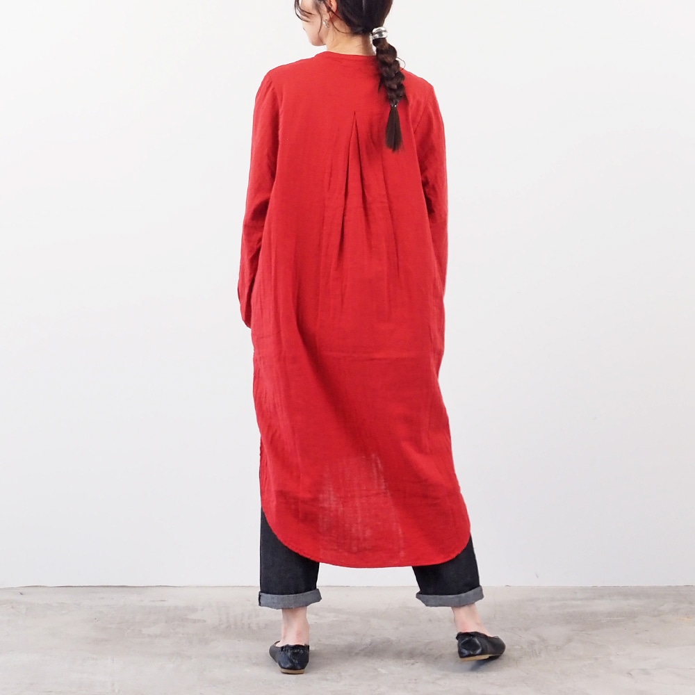 ダブルガーゼ ロングシャツカーデ カーディガンを着た女性の全身