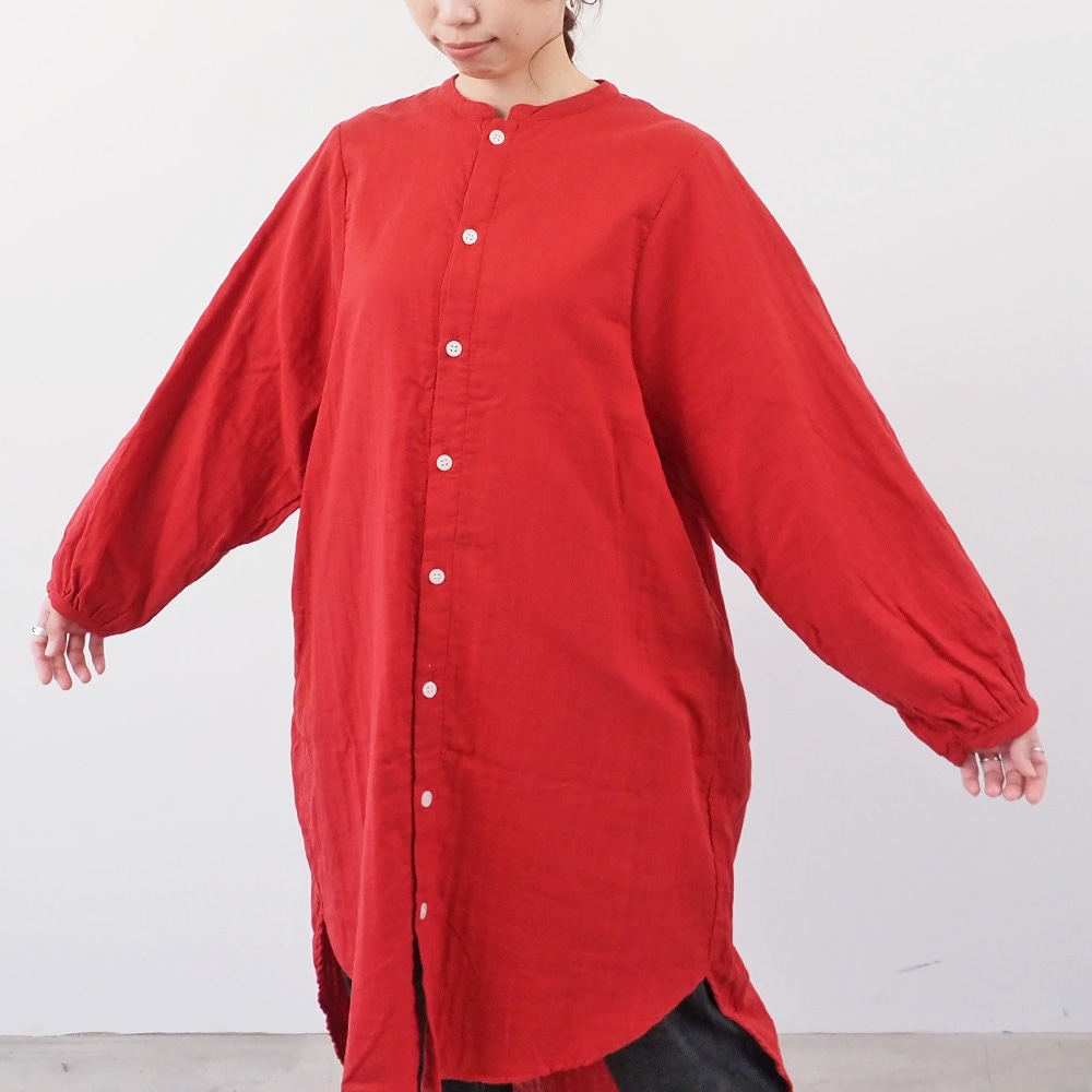 ダブルガーゼ ロングシャツカーデ カーディガンを着た女性の全身