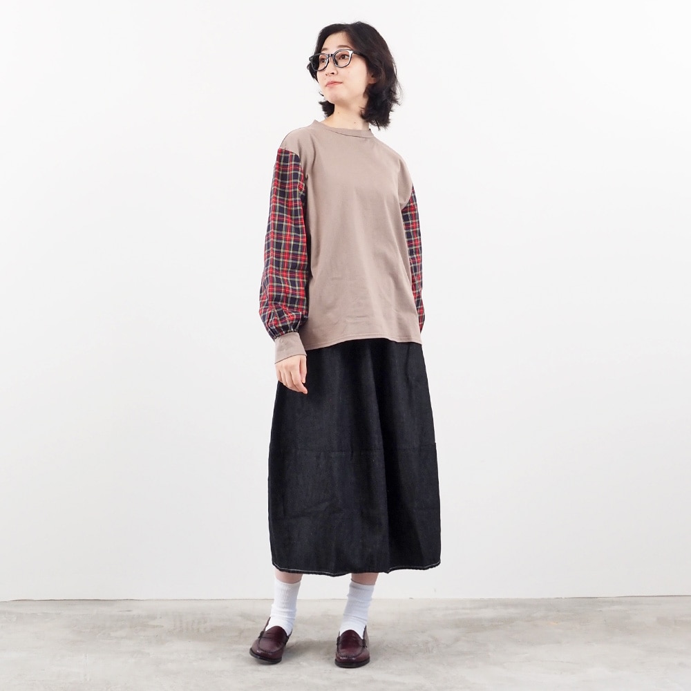 8ozムラデニム エッグスカート スカートを着た女性の全身