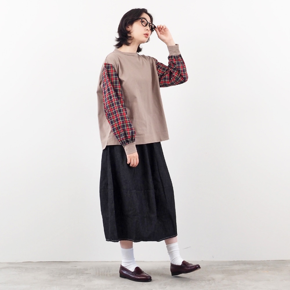 8ozムラデニム エッグスカート スカートを着た女性の全身