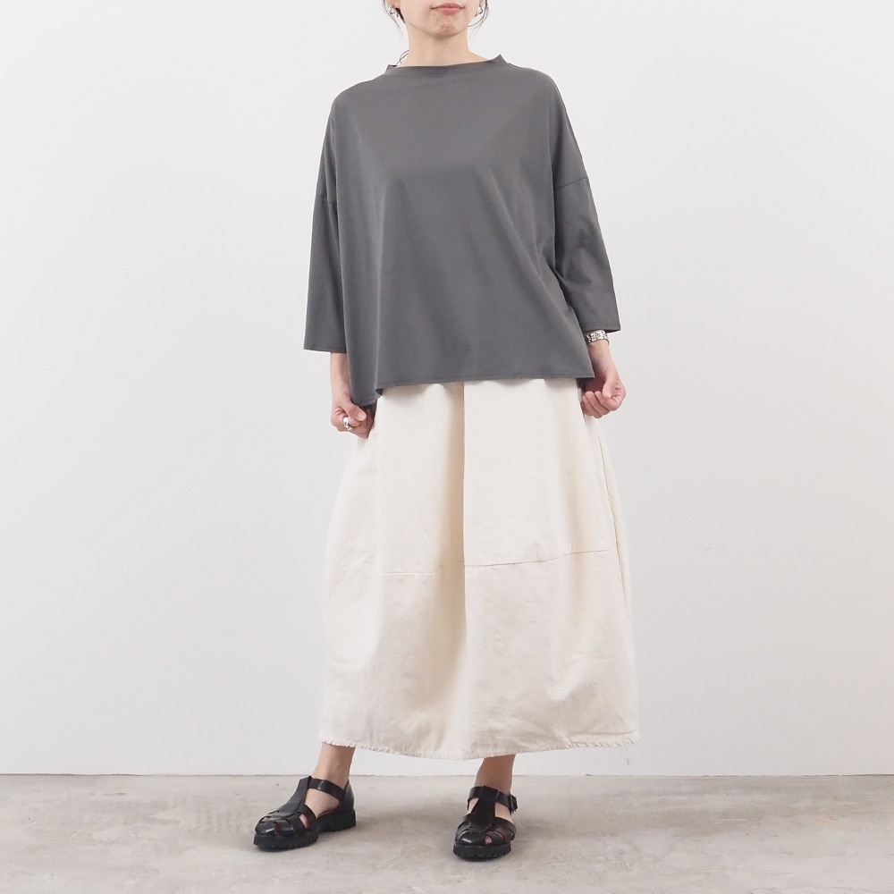 8ozムラデニム エッグスカート スカートを着た女性の全身