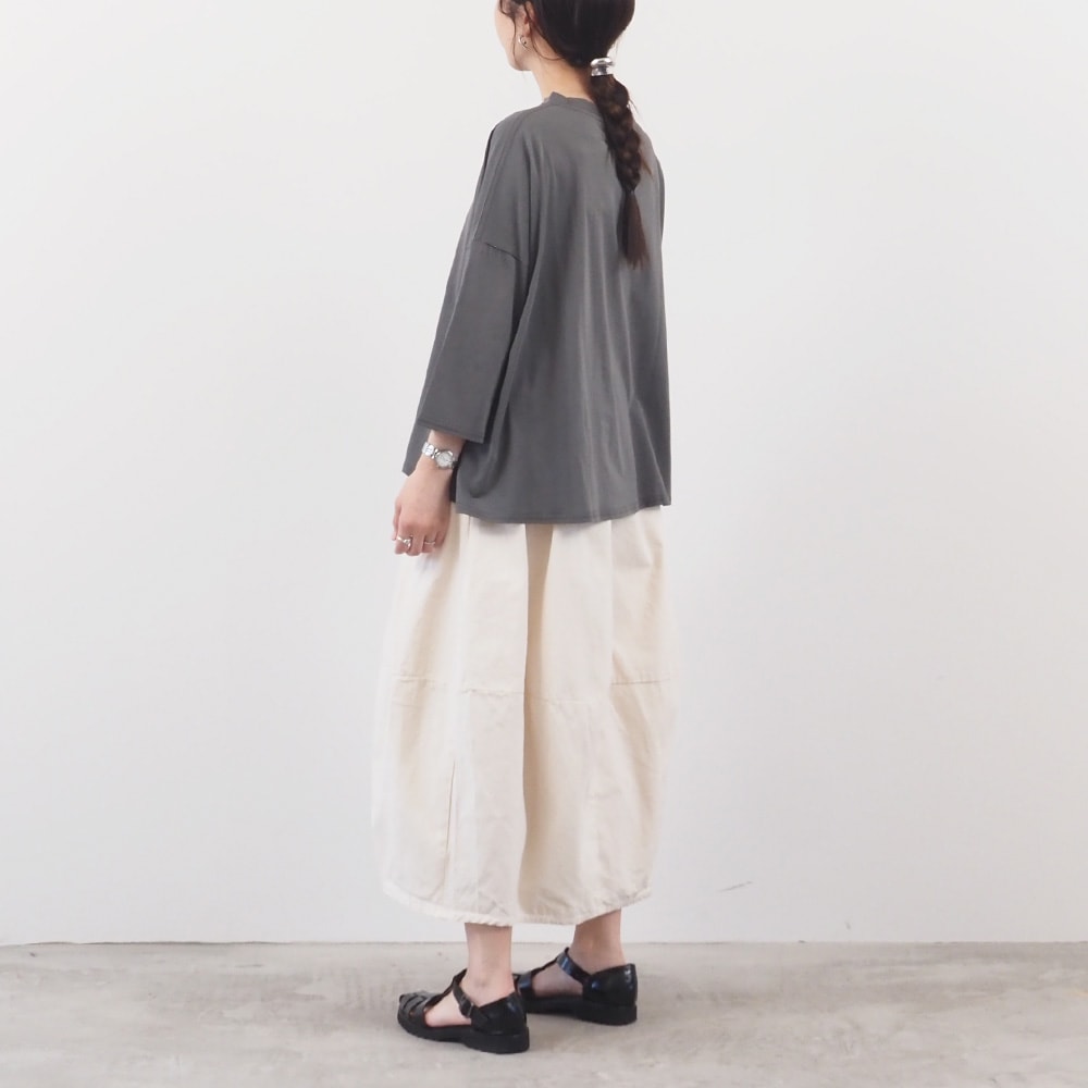 8ozムラデニム エッグスカート スカートを着た女性の全身