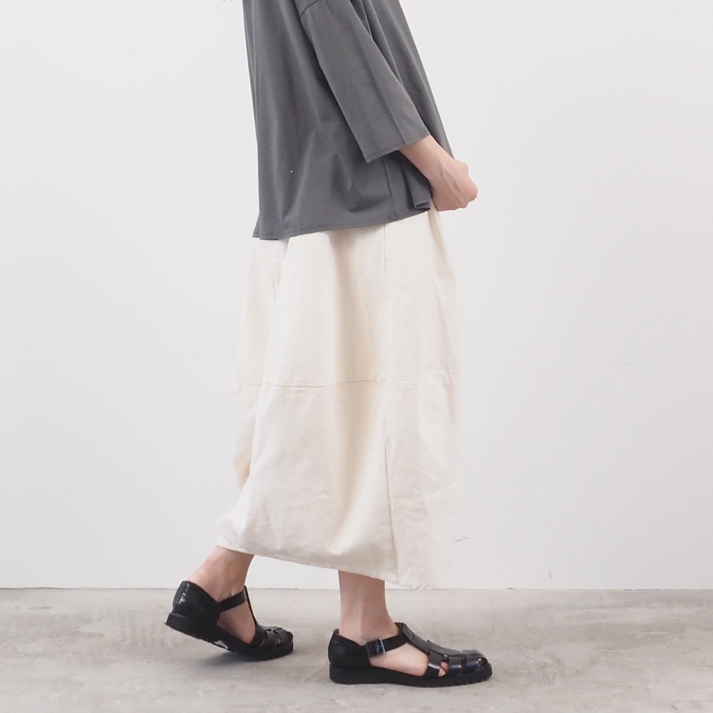 8ozムラデニム エッグスカート スカートを着た女性の全身