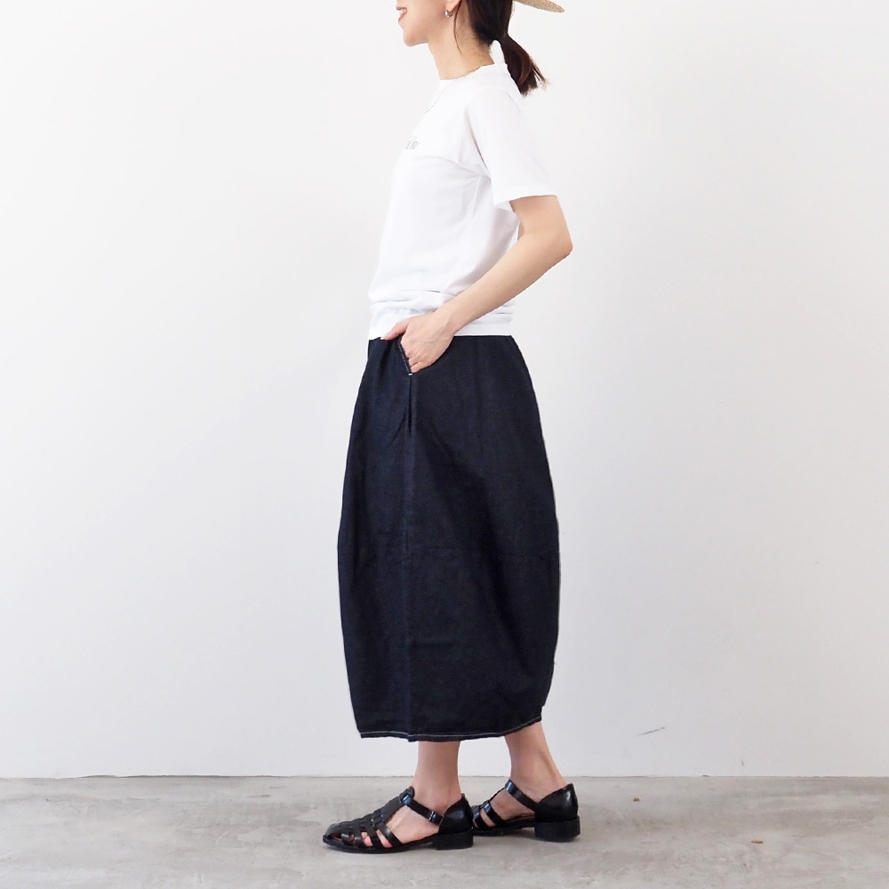 8ozムラデニム エッグスカート スカートを着た女性の全身