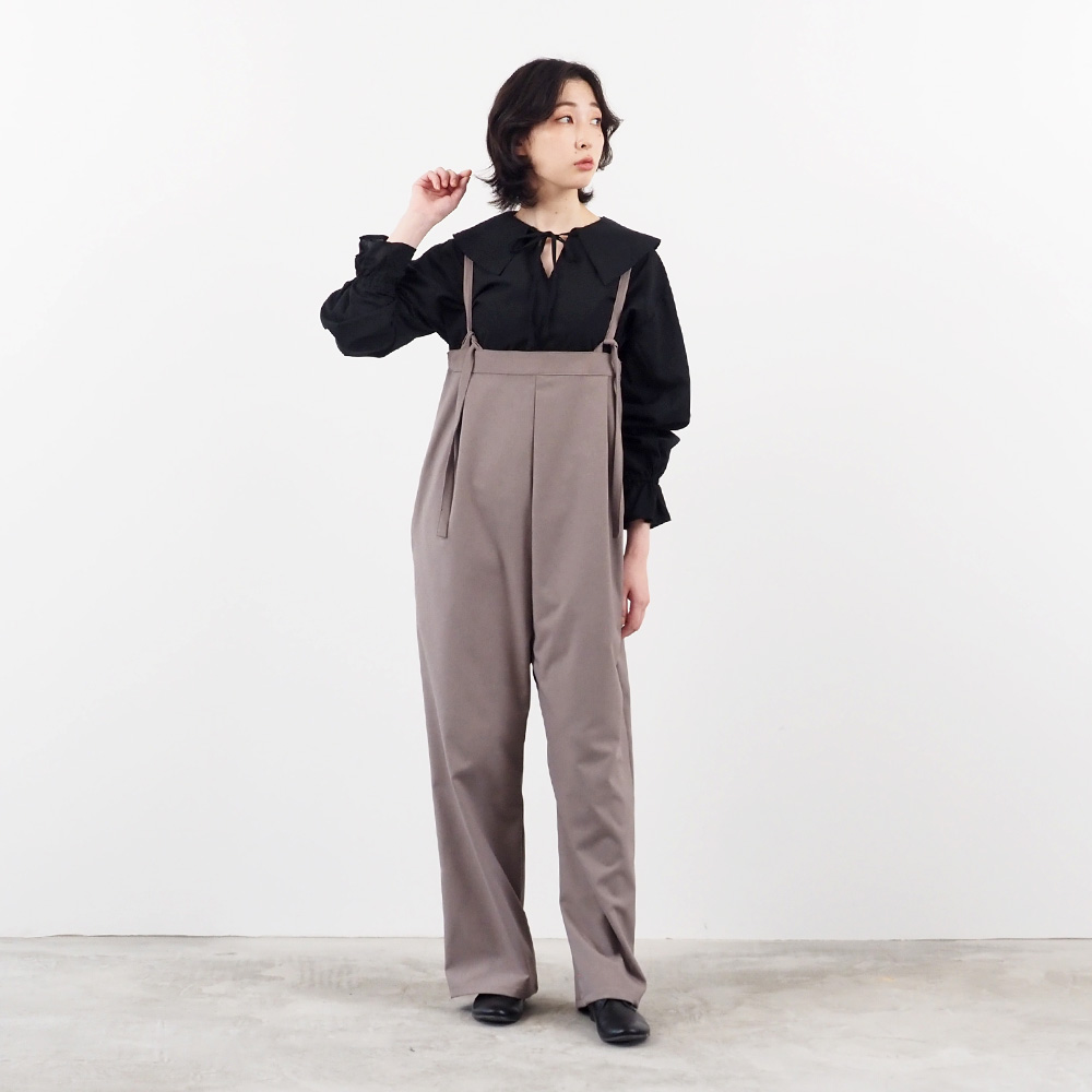 ふんわりローン スキッパーリボンブラウス ブラウスを着た女性の全身