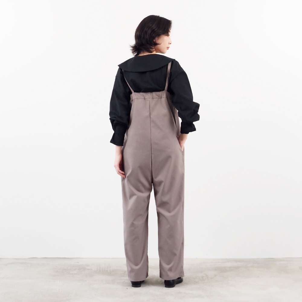 ふんわりローン スキッパーリボンブラウス ブラウスを着た女性の全身