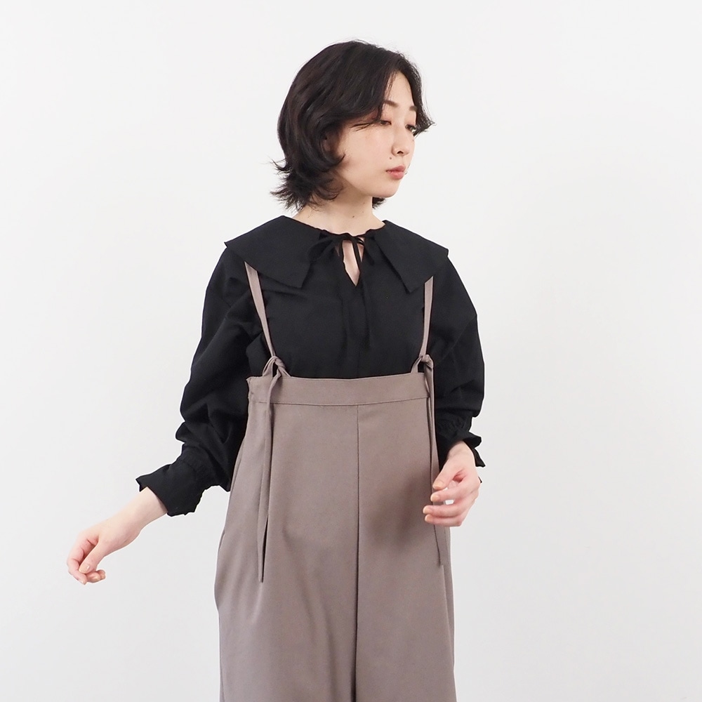 ふんわりローン スキッパーリボンブラウス ブラウスを着た女性の全身