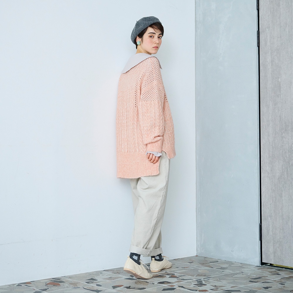 ふんわりローン スキッパーリボンブラウス ブラウスを着た女性の全身