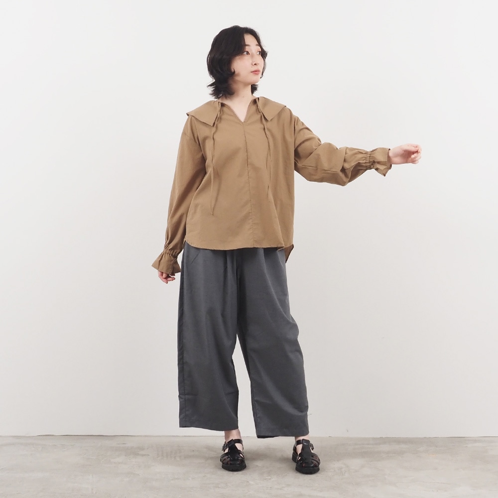 ふんわりローン スキッパーリボンブラウス ブラウスを着た女性の全身