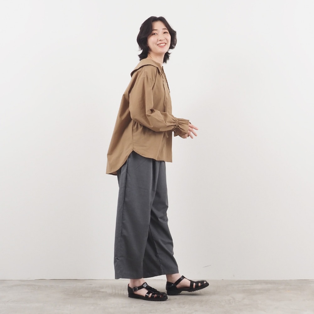 ふんわりローン スキッパーリボンブラウス ブラウスを着た女性の全身