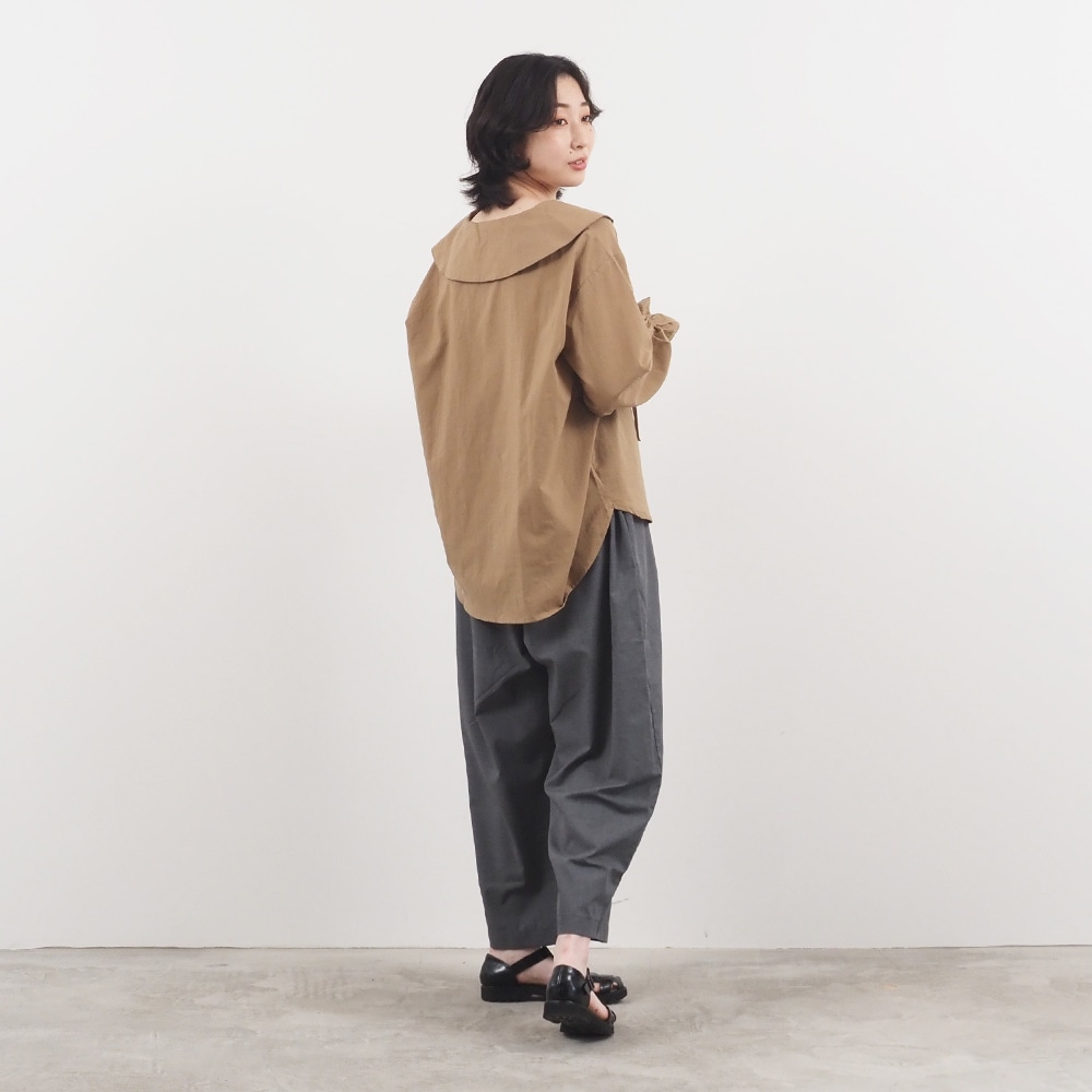 ふんわりローン スキッパーリボンブラウス ブラウスを着た女性の全身