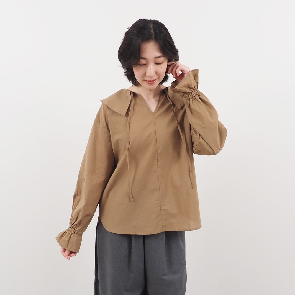 ふんわりローン スキッパーリボンブラウス ブラウスを着た女性の全身