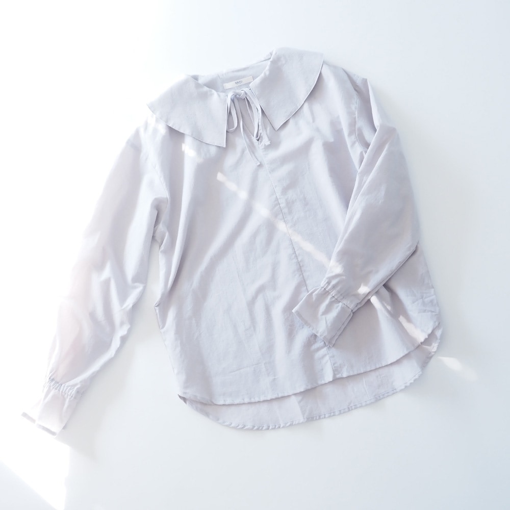 ふんわりローン スキッパーリボンブラウス ブラウスを着た女性の正面