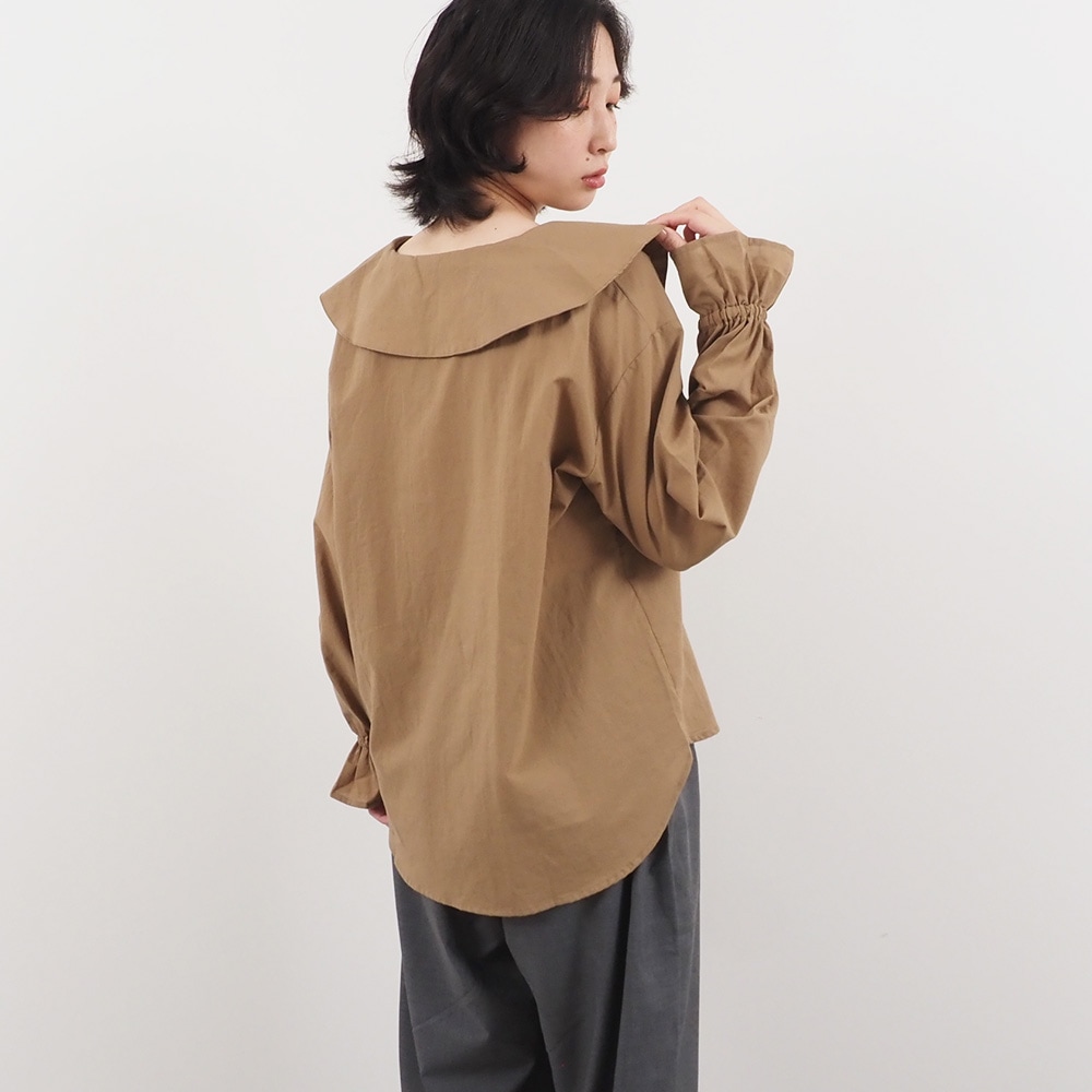 ふんわりローン スキッパーリボンブラウス ブラウスを着た女性の正面