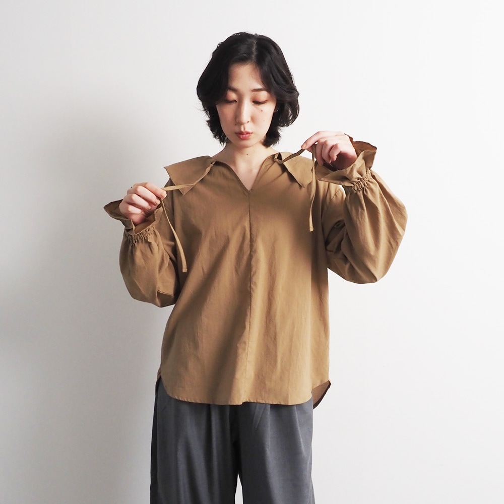 ふんわりローン スキッパーリボンブラウス ブラウスを着た女性の正面