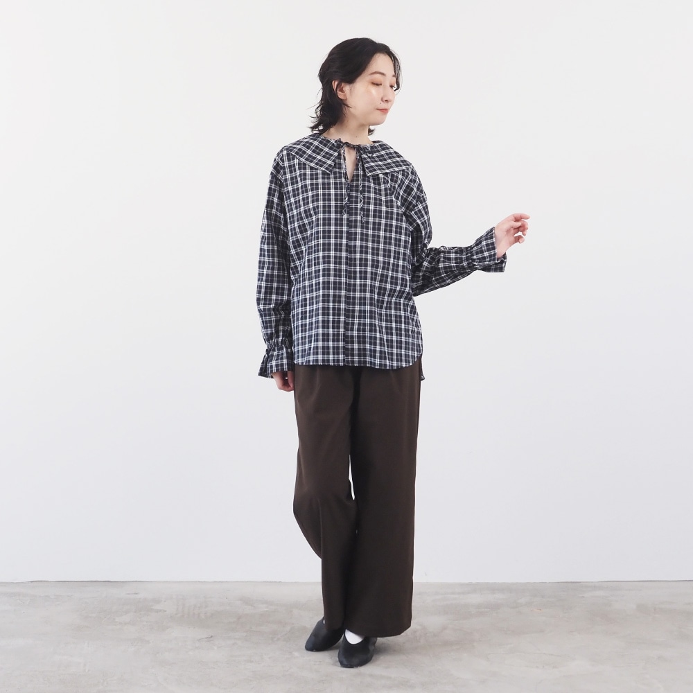 40タータン スキッパーリボンブラウス　ブラウスを着た女性の全身