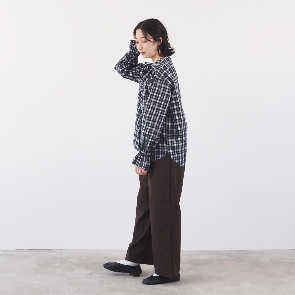 40タータン スキッパーリボンブラウス　ブラウスを着た女性の全身