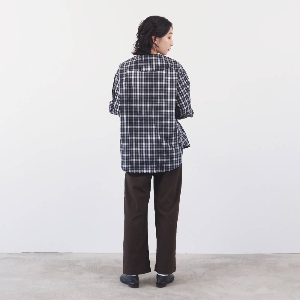 40タータン スキッパーリボンブラウス　ブラウスを着た女性の全身