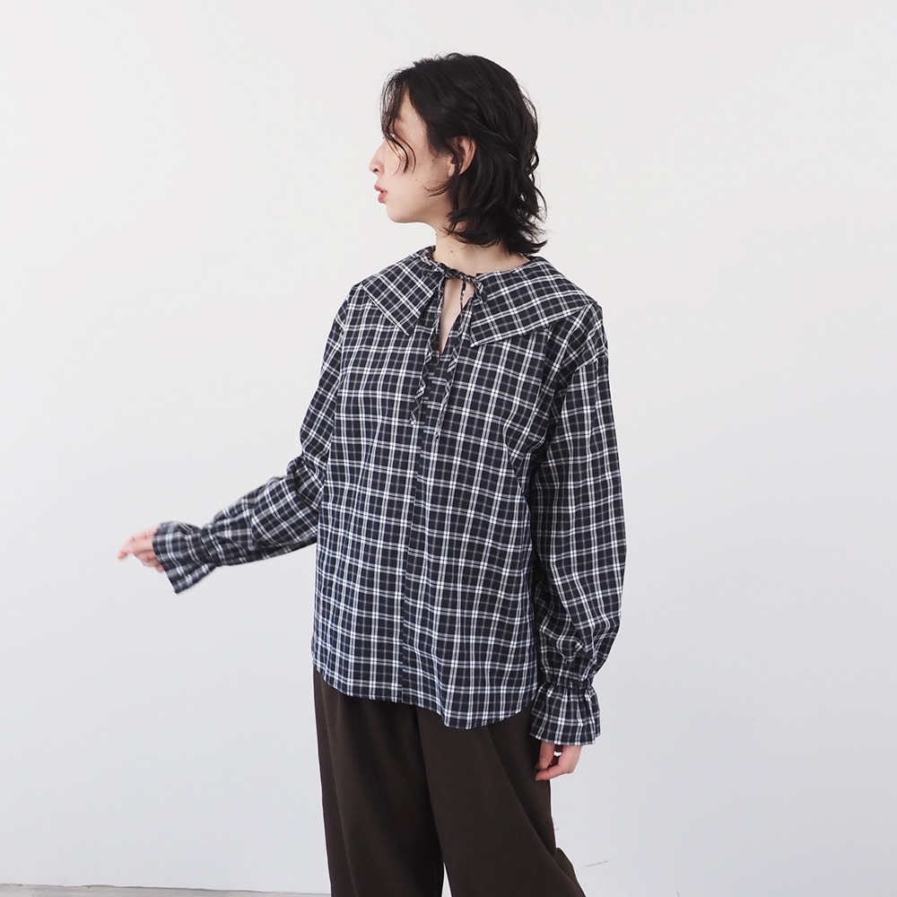 40タータン スキッパーリボンブラウス　ブラウスを着た女性の全身