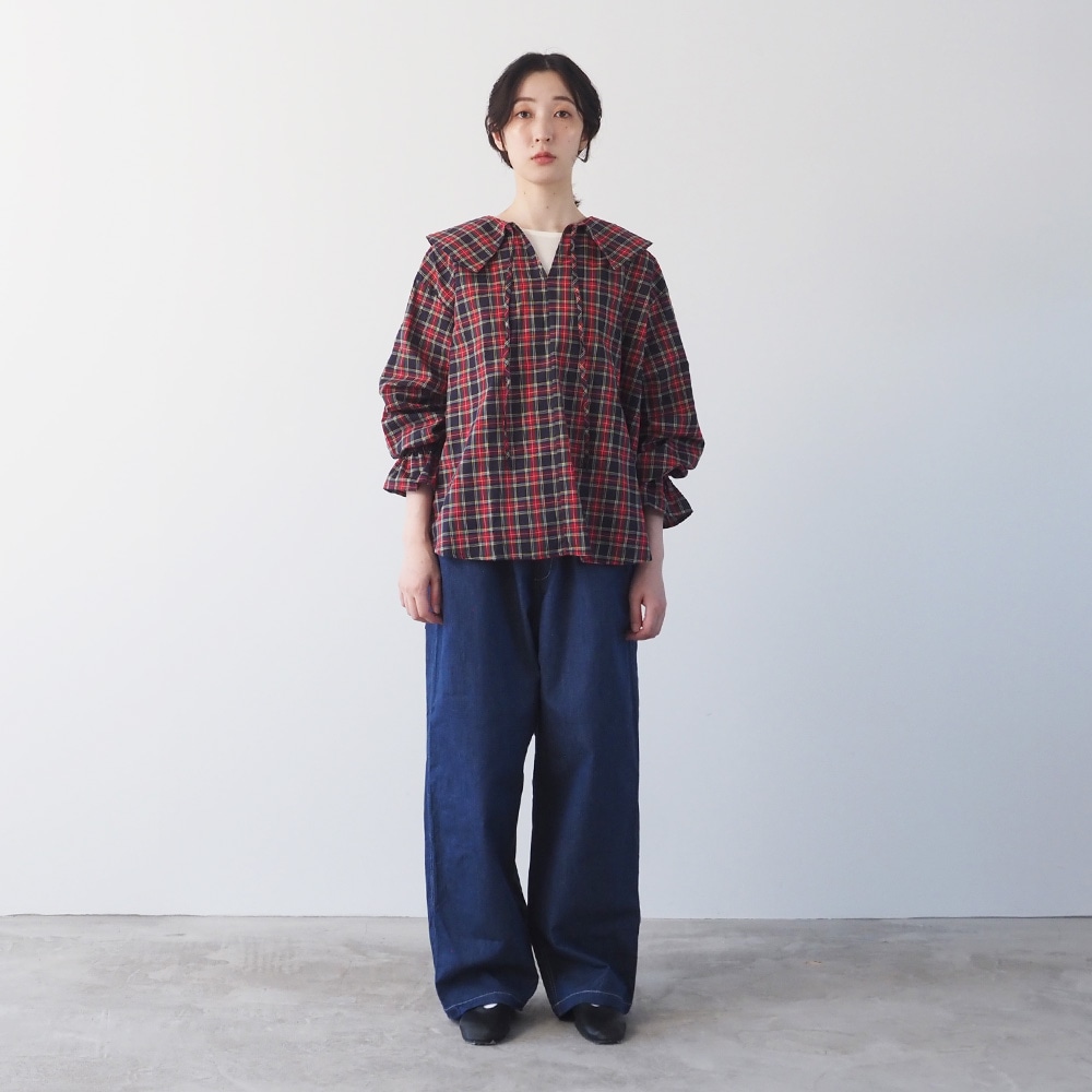 40タータン スキッパーリボンブラウス　ブラウスを着た女性の全身