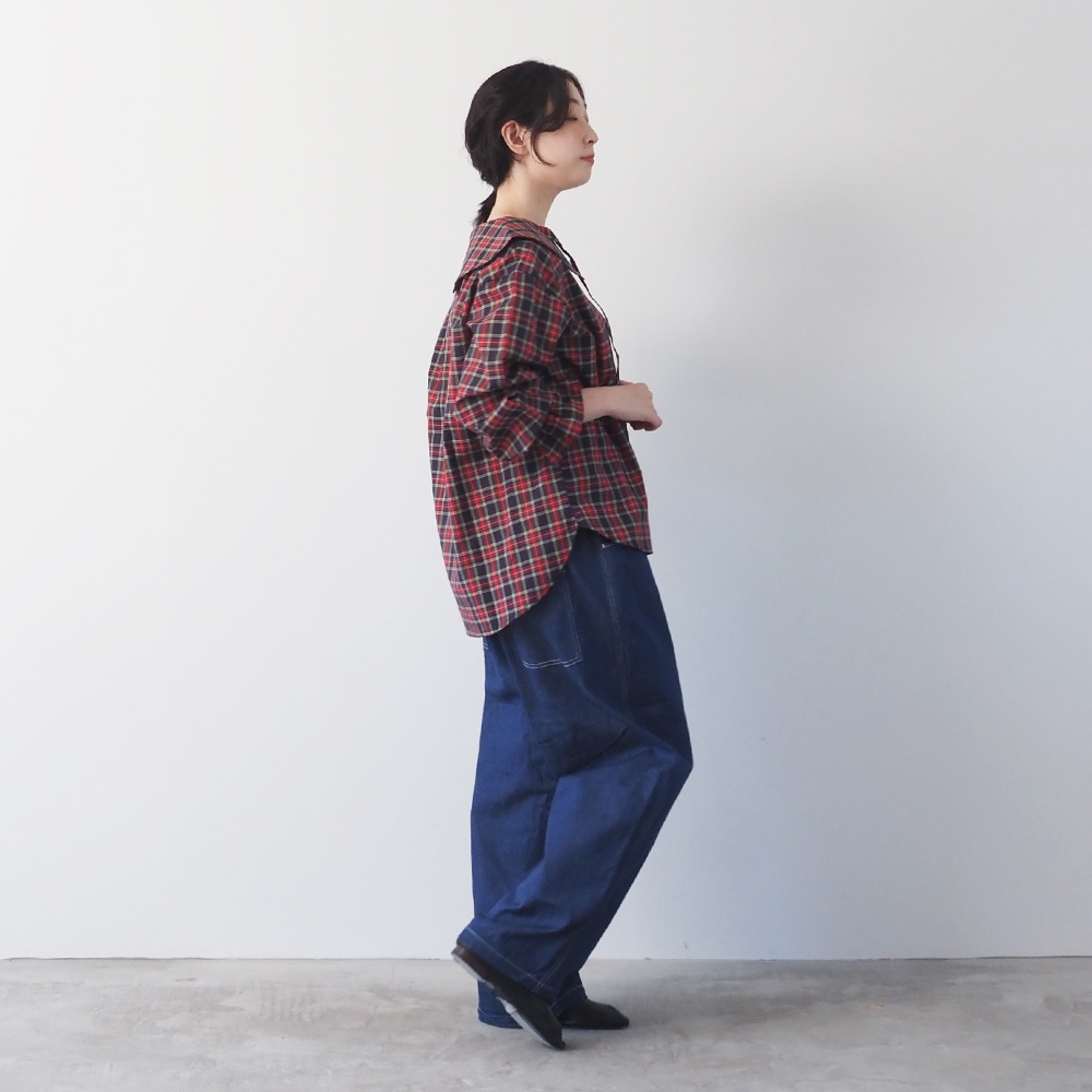 40タータン スキッパーリボンブラウス　ブラウスを着た女性の全身