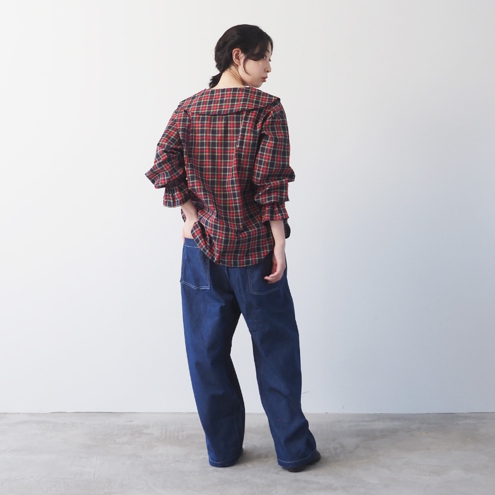 40タータン スキッパーリボンブラウス　ブラウスを着た女性の全身