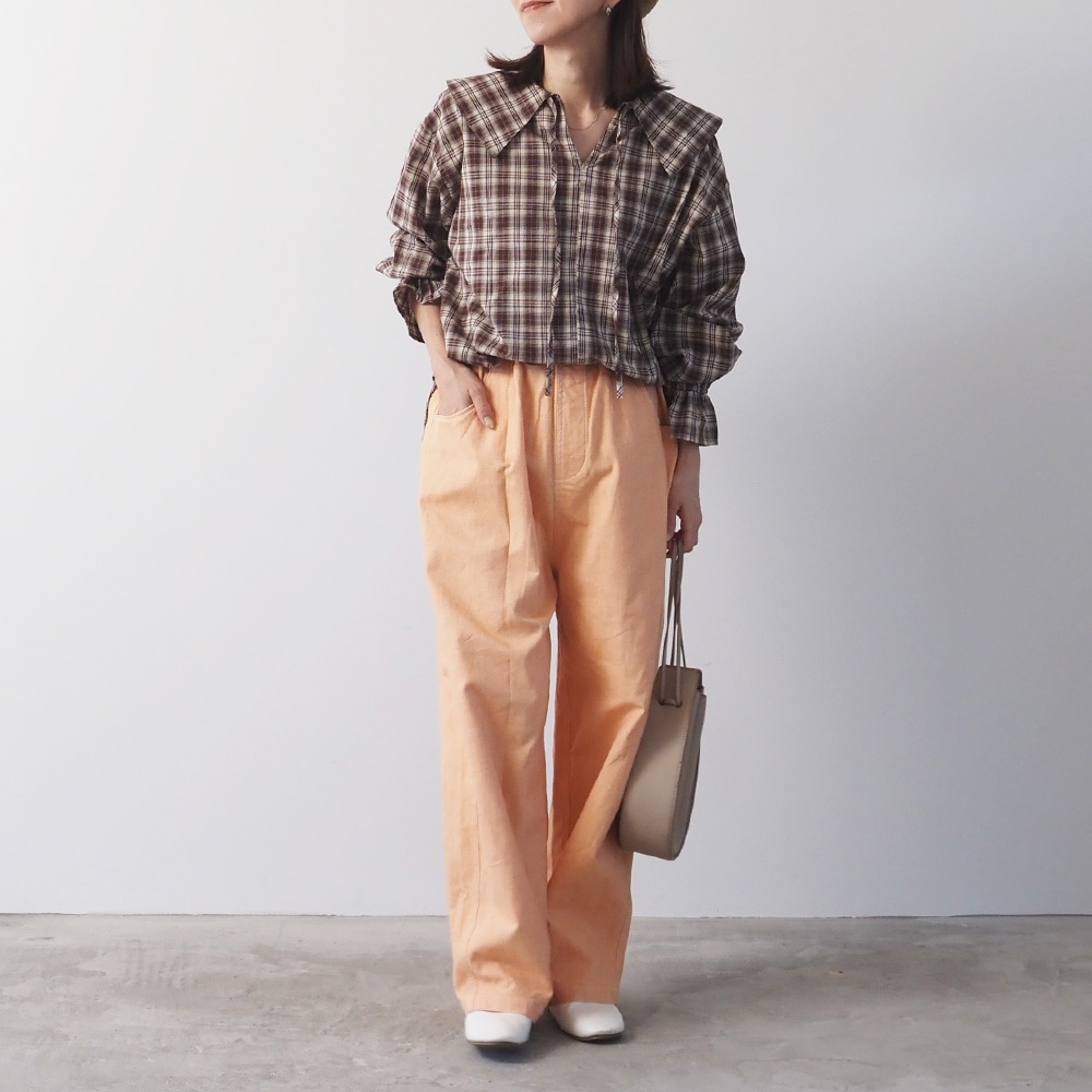 40タータン スキッパーリボンブラウス　ブラウスを着た女性の全身