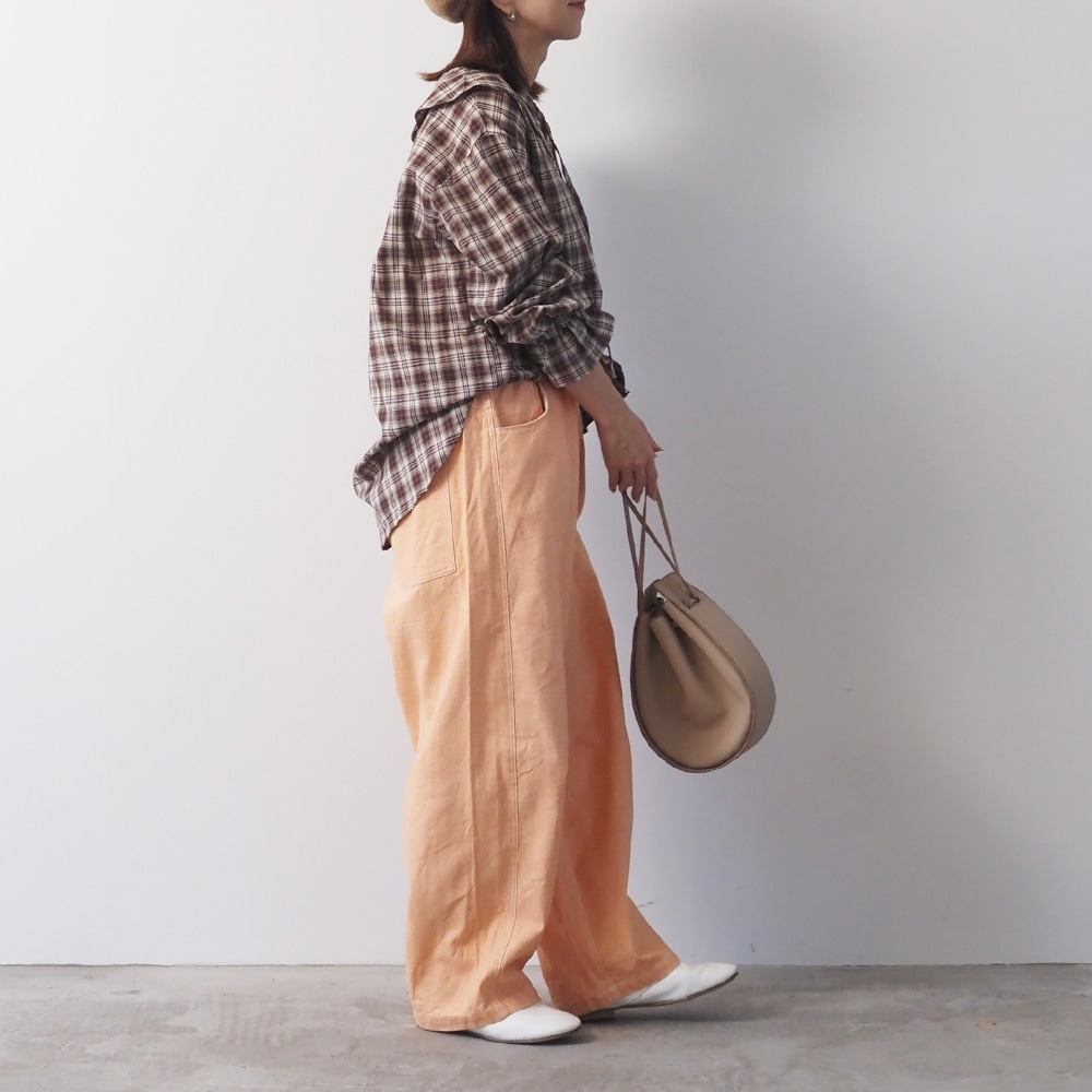 40タータン スキッパーリボンブラウス　ブラウスを着た女性の全身