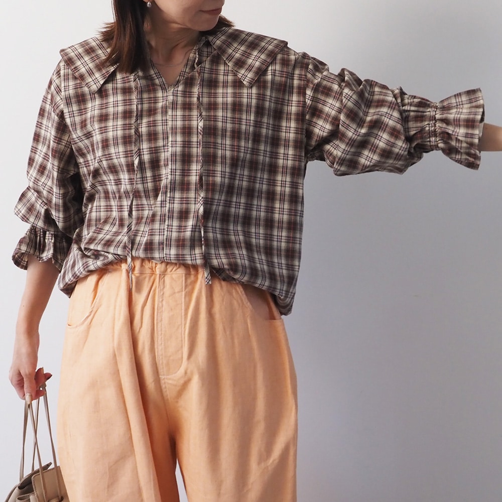 40タータン スキッパーリボンブラウス　ブラウスを着た女性の全身