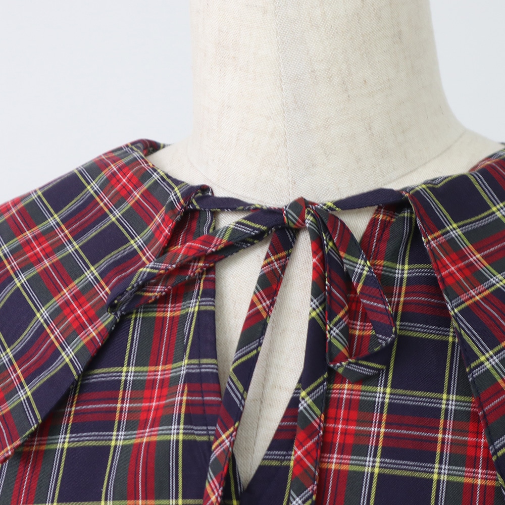 40タータン スキッパーリボンブラウス　ブラウスの正面ディティール