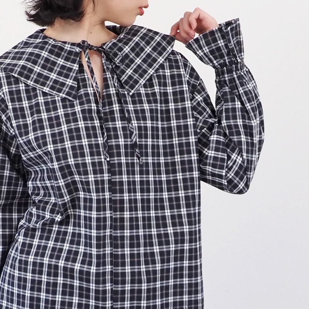 40タータン スキッパーリボンブラウス　ブラウスを着た女性の正面