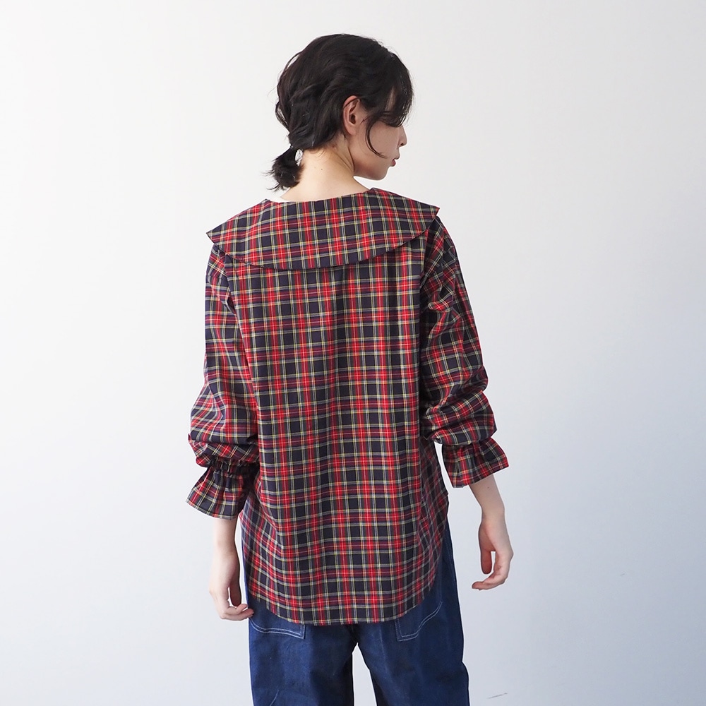 40タータン スキッパーリボンブラウス　ブラウスを着た女性の正面