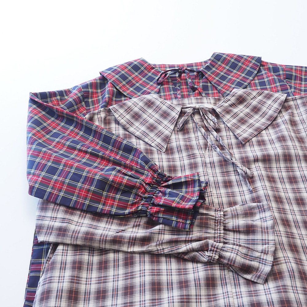 40タータン スキッパーリボンブラウス　ブラウスを着た女性の正面