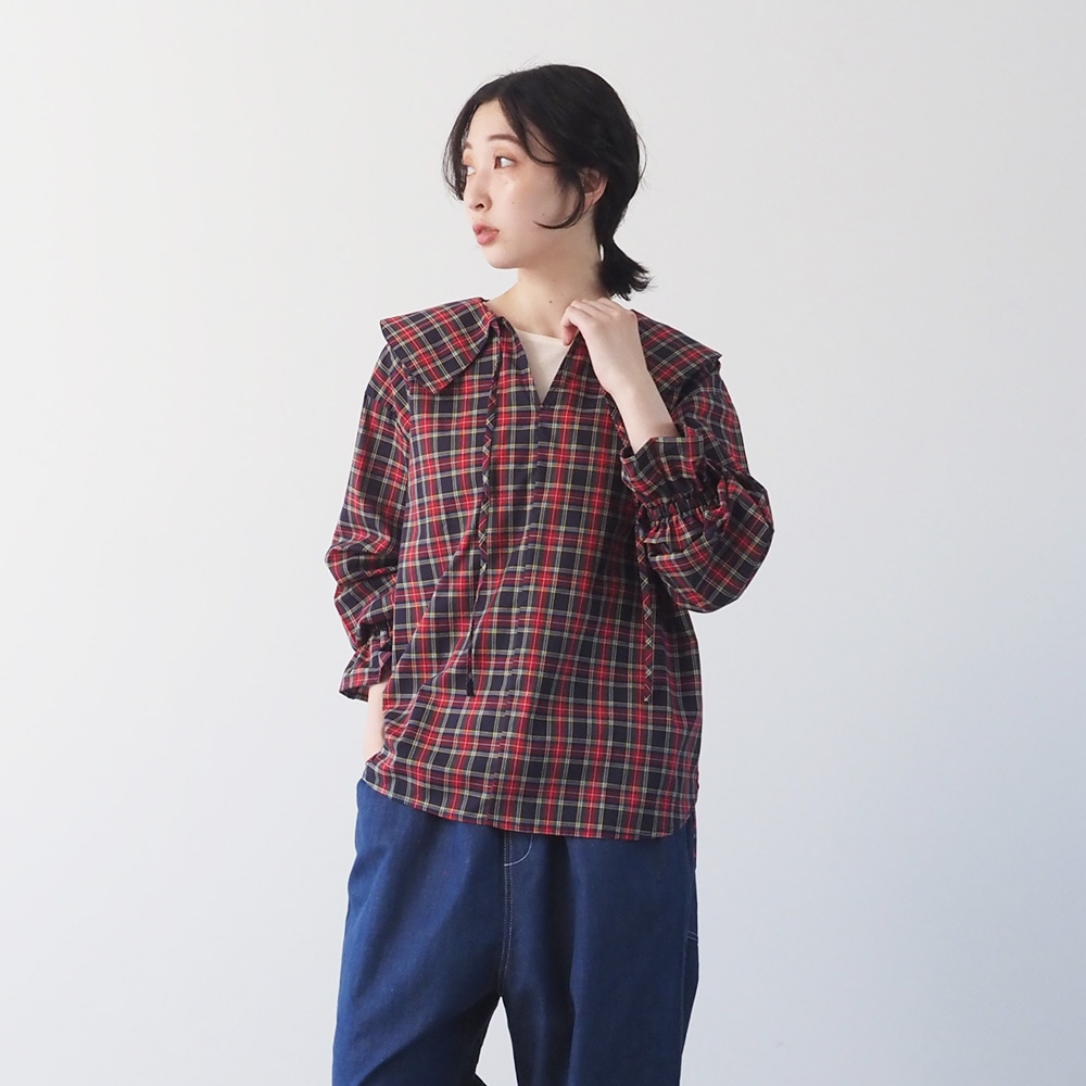 40タータン スキッパーリボンブラウス　ブラウスを着た女性の正面