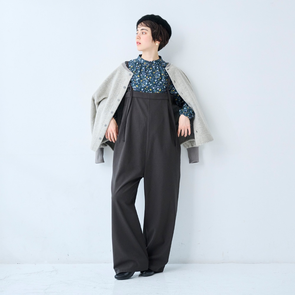 木の実柄ローン ギャザーシャツ　ブラウスを着た女性の全身