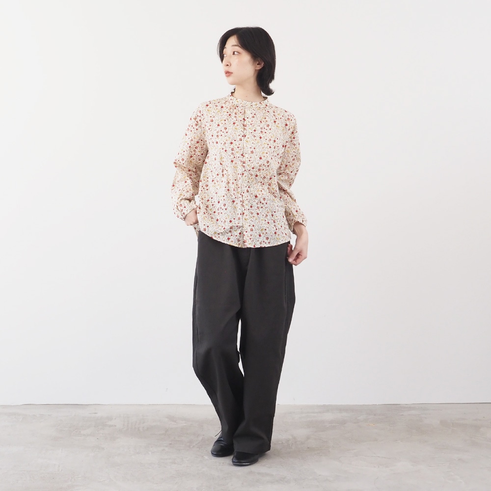 木の実柄ローン ギャザーシャツ　ブラウスを着た女性の全身