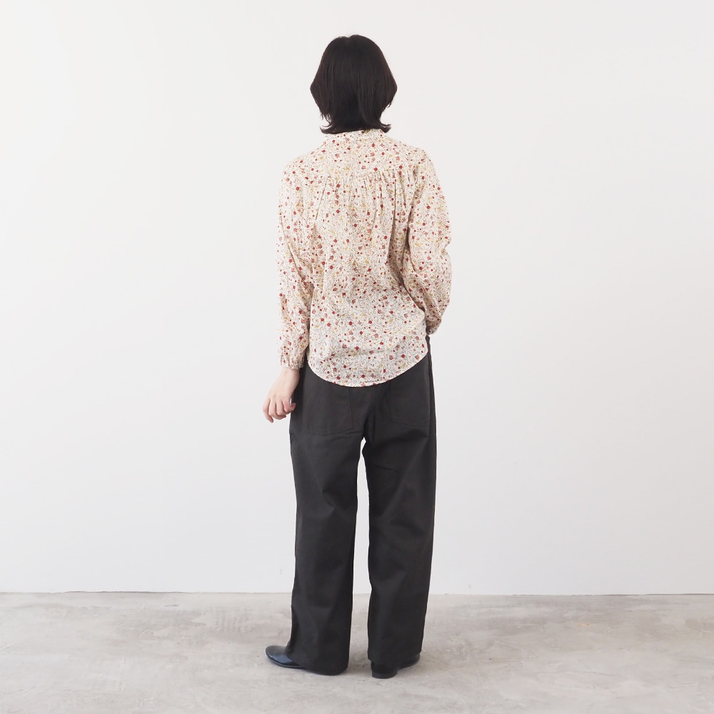 木の実柄ローン ギャザーシャツ　ブラウスを着た女性の全身