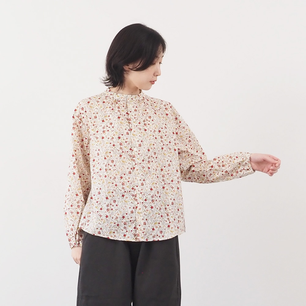 木の実柄ローン ギャザーシャツ　ブラウスを着た女性の全身