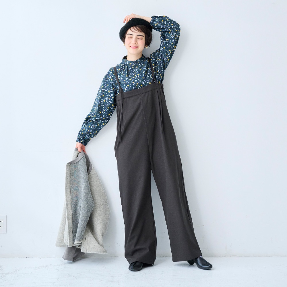 木の実柄ローン ギャザーシャツ　ブラウスを着た女性の全身